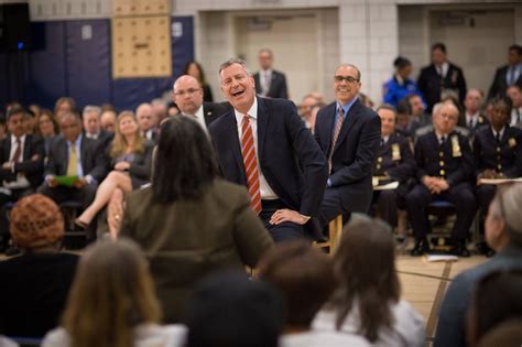 Nyc Mayor Bill De Blasio Goes All Out To Woo Staten Island Wsj