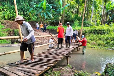 Buka Akses Lingkungan Tegallalang Tambahan Warga Buat Jembatan Darurat