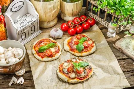 Recette Mini Pizzas La Tomate Et Aux Champignons Facile Mes