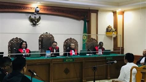 Dituntut 6 Tahun Penjara Mantan Rektor Universitas Udayana Diborgol Ke