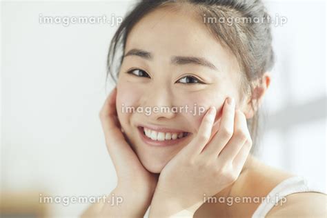 手を頬にあてる日本人女性の写真素材 158278145 イメージマート