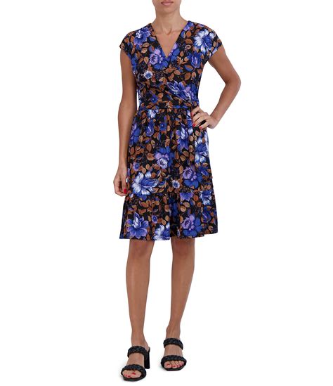 Robbie Bee Petite Size Floral Print Short Sleeve Surplice V Neck Shift