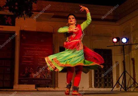 Bailarina Cl Sica India Que Realiza Danza Cl Sica De Kathak En La Noche