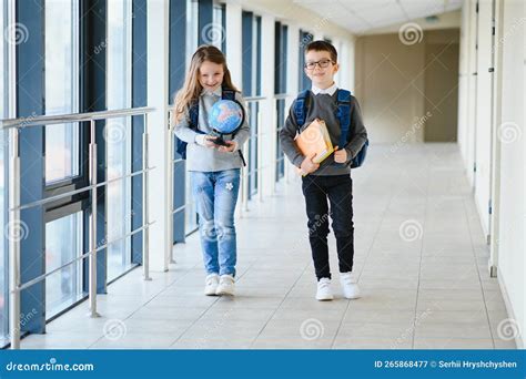 Escolares Felices En El Pasillo De La Escuela Imagen De Archivo