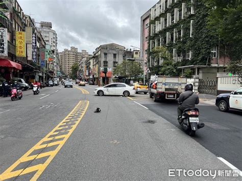 撞擊片！機車攔腰撞迴轉轎車 騎士倒地「無呼吸心跳」急送醫 Ettoday社會新聞 Ettoday新聞雲