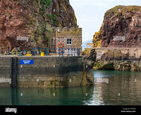 Entrance of Dunbar harbour, Dunbar, East Lothian, Scotland, UK Stock ...