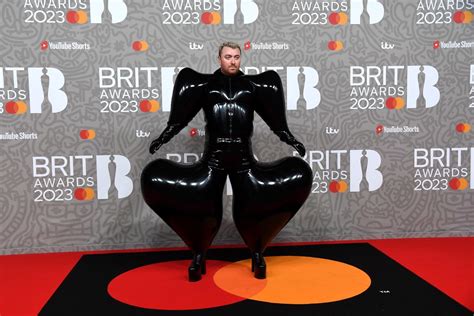 Brit Awards Todos Los Looks De La Alfombra Roja Clar N