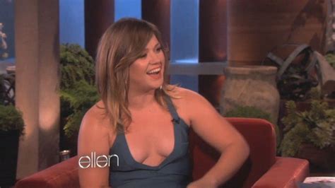 Kelly Clarkson Bikini Candids In Kauai Hawai Celebrity Wiki Onceleb Wiki