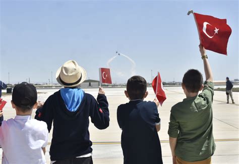 Türk Yıldızları ndan öğrencilere 23 Nisan sürprizi Herkes Duysun