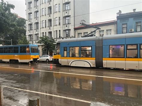 Пламнаха сграда и стълб до Халите в София, спряха трамваите (Обновена ...