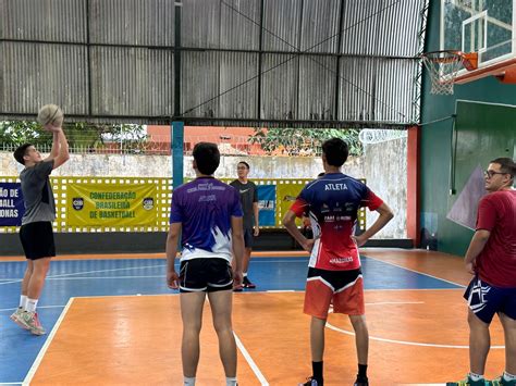 Manaus Esportiva oferece aulas de basquete para crianças e adolescentes