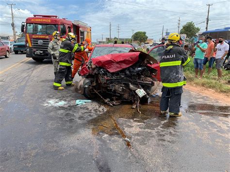 Colis O Frontal Entre Carros Deixa Pessoas Feridas Na Br Em