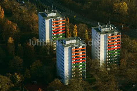 Berlin Von Oben Herbstluftbild Hochhaus Geb Ude Im Wohngebiet Im