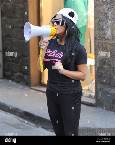 Nicole Snooki Polizzi Jersey Shore Cast Member Takes Desperate