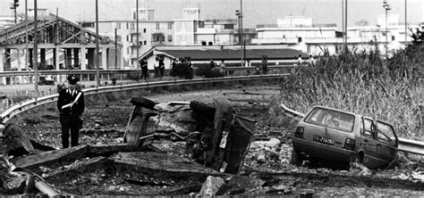 Giovanni Falcone è morto La Strage di Capaci L attentato mafioso