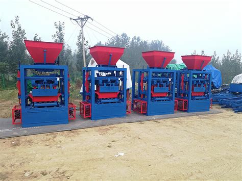 Qt Semi Automatic Vibrating Cement Concrete Block Moulding Machine