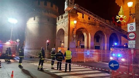 Porta Saragozza Fragile Cadono Calcinacci In Frantumi L Effige Della