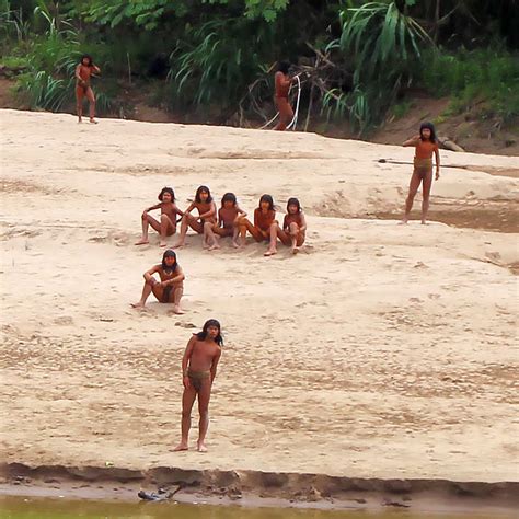 Decenas de indígenas de un pueblo no contactado se dejan ver en la