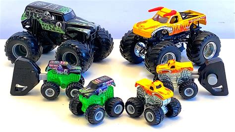 MONSTER JAM | EL TORO LOCO vs GRAVE DIGGER | MIGHTY MINIS | HOT WHEELS MONSTER TRUCKS | SPIN ...