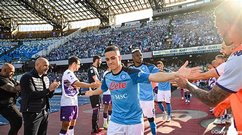 Nice sporting gesture: Fiorentina players form a guard of honor for brand new champion Napoli ...