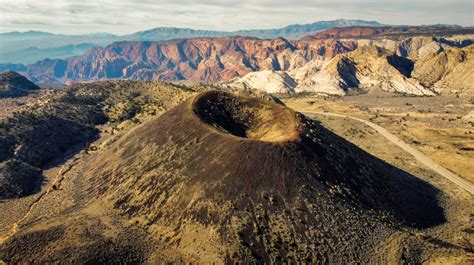 Cinder Cone Trail Hike A Volcano In Utah The Minivan Bucket List