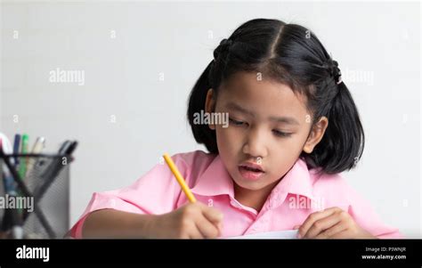 Une Jeune Fille Fait Ses Devoirs Banque De Photographies Et Dimages à