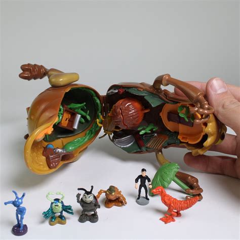 A Bugs Life Disney Pixar Dim Beetle And Pt Flea Compact Playset Toy