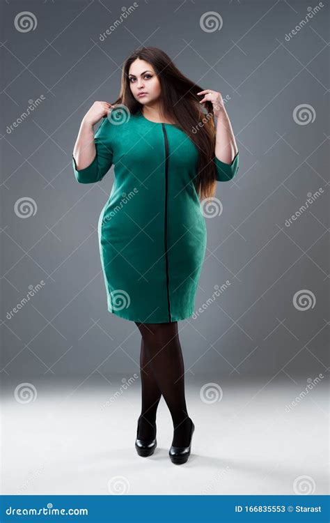 Mod Le Plus De Taille La Robe Verte Grosse Femme Aux Cheveux Longs