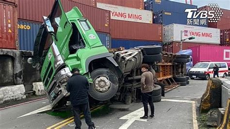 貨櫃車撞橋墩 整輛車gg了 Tvbs Line Today