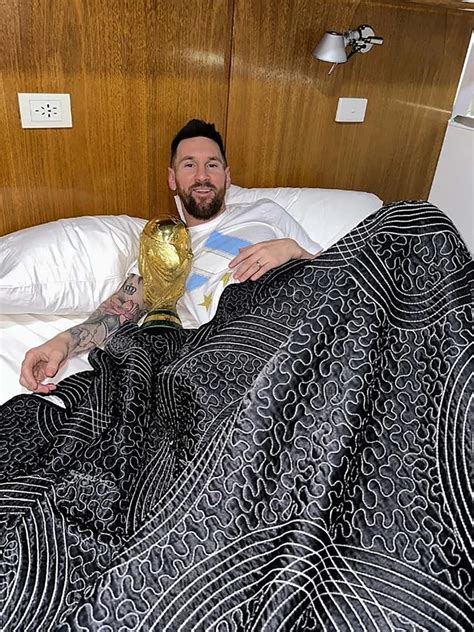 La Foto De Messi Durmiendo Con La Copa Del Mundo Tras Su Llegada A La