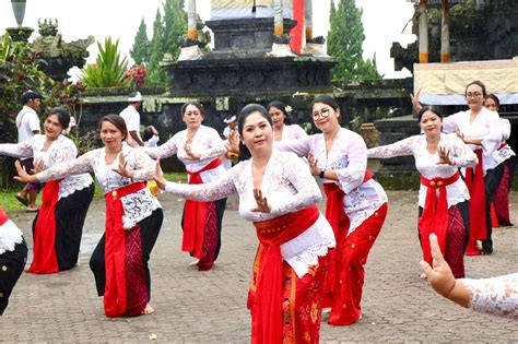 Wujud Sradha Bhakti Pemkab Tabanan Laksanakan Bhakti Penganyar Di Pura