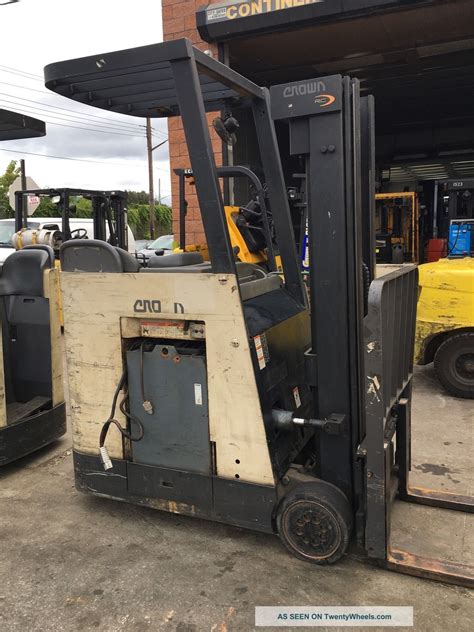 Crown Rc3020 30 Counterbalance 36 Volt Electric Stand Up Forklift 3