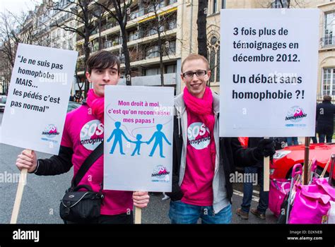 París Francia Lgtb Ngo Adolescentes Que Sostienen Señales De