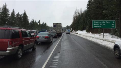 15 Car Crash On I 90 Near Snoqualmie Pass The Ledger