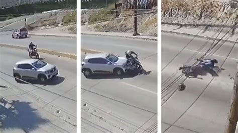 Motociclista Se Impacta Con Coche Y Sale Volando En Tijuana UnoTV