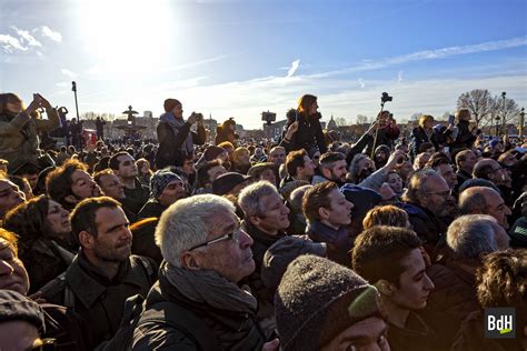 Hommage populaire rendu à Johnny Hallyday sur Paris Bruno de Hogues