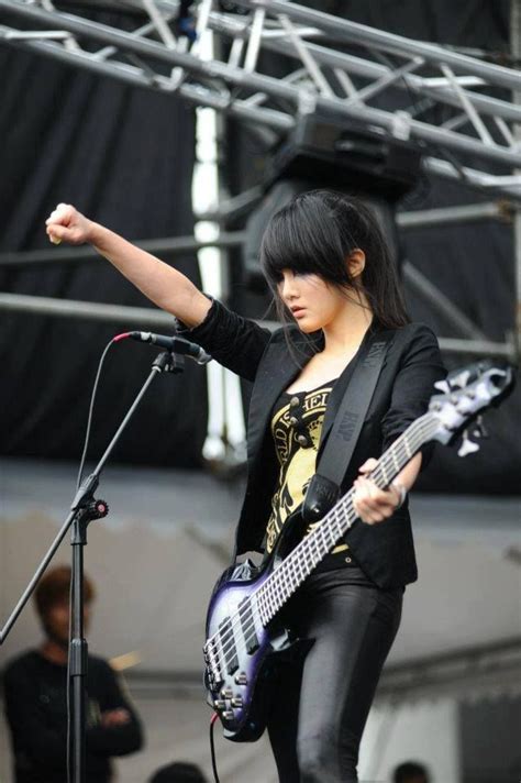 Doris Yeh Bajista De CHTHONIC Female Guitarist Female Musicians