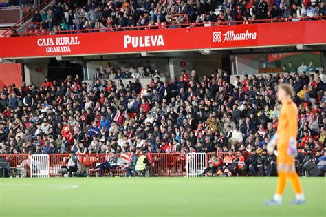 Encuéntrate en la grada de Los Cármenes en el Granada Villarreal Ideal