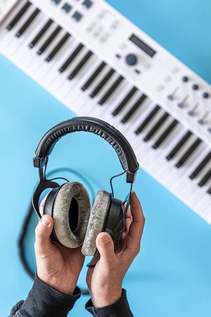 Auriculares En Manos Masculinas Con El Tel N De Fondo De Teclas