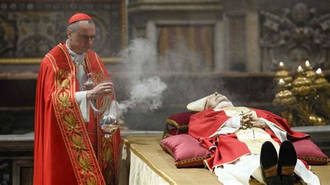 Benedicto XVI Multitudinaria Asistencia A Su Funeral