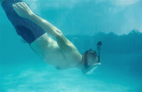 Vista Lateral Del Hombre Que Nada Bajo El Agua En La Piscina Durante El