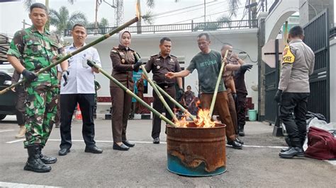 Kejari Sumedang Musnahkan Barang Bukti Tindak Pidana Dari 31 Perkara