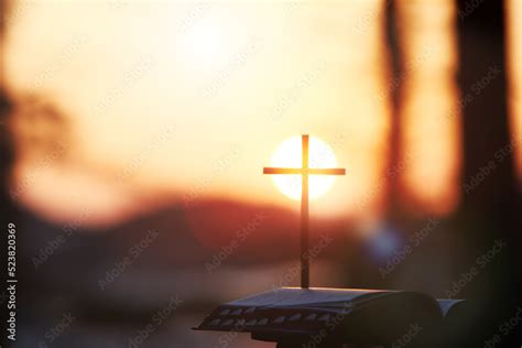 밝게 빛나는 태양빛과 성경책 그리고 거룩한 예수 그리스도의 십자가 실루엣 Stock Photo Adobe Stock