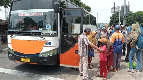 Libur Nataru Rampung Ribuan Pemudik Berdatangan Di Terminal Kampung