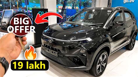 Tata Nexon EV Dark Edition 2024 टसल क द रह ह कट क टककर