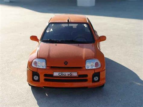 Miniature Renault Clio V Universal Hobbies Orange Voiture