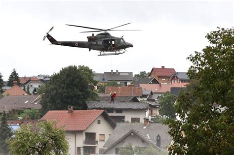 U Sloveniji Vojnim Helikopterom Spa Avaju Ljude Iz Poplave