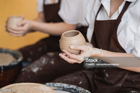 Dua Gadis Yang Bekerja Pada Roda Tembikar Membuat Kerajinan Buatan