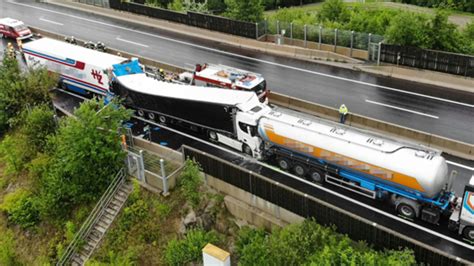 Zwei Tote Nach Massen Crash Auf A Oe At