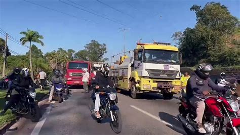 Acidente entre caminhões complica trânsito no Anel Rodoviário Vídeo